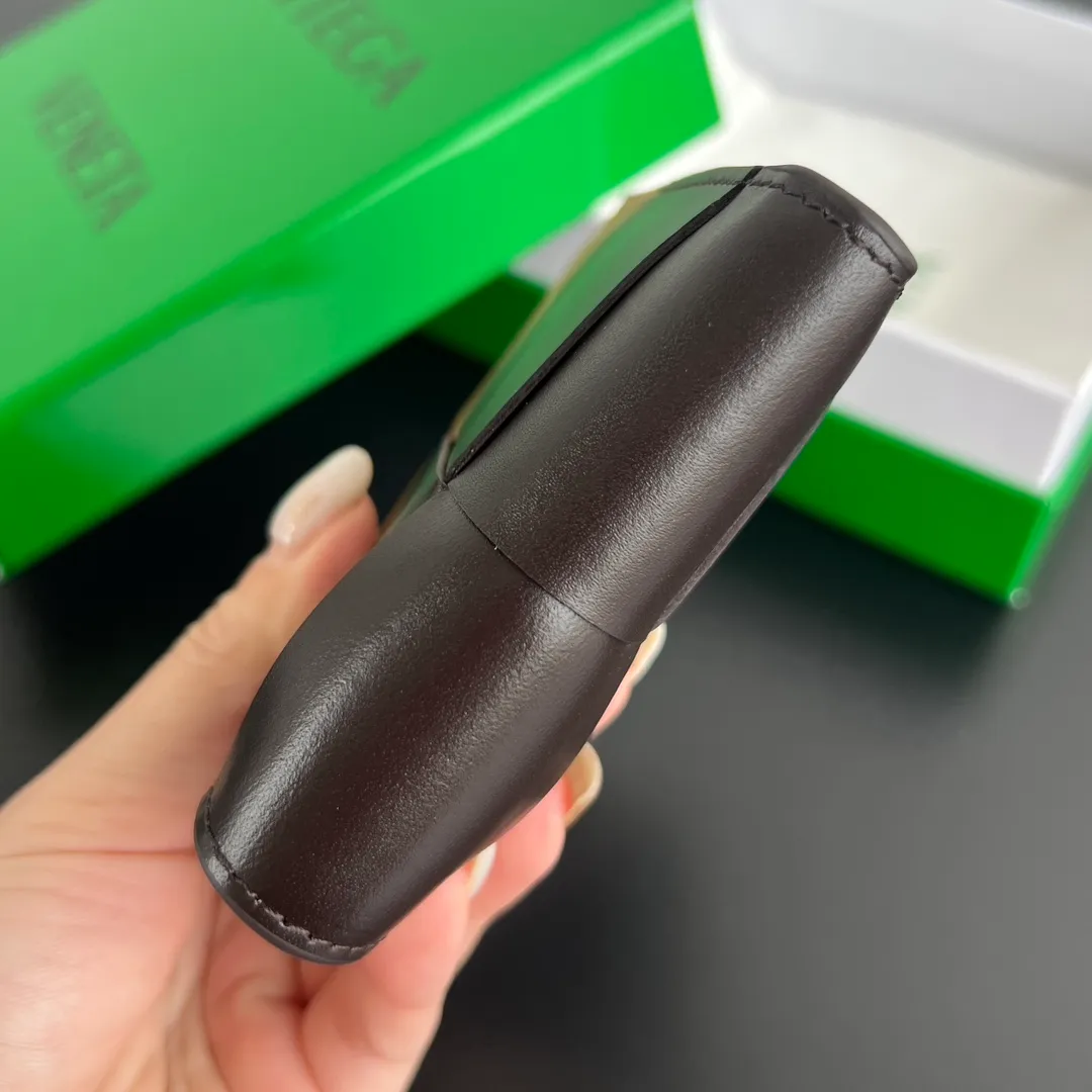 #Bv New large woven plaid double-fold short clip with coin pocket 649605👏 A short clip with a coin pocket. There is a place to put coins and change☄️ Made of original cowhide. It is soft and delicate and makes people want to touch it all the time. It is equipped with 4 card slots, 2 banknote compartments, 2 extra pockets, and 1 coin purse. It is very tasteful and low-key. It is very good in terms of texture and practicality. Highly recommended👍👍 Dimensions: 11x9.5 p600